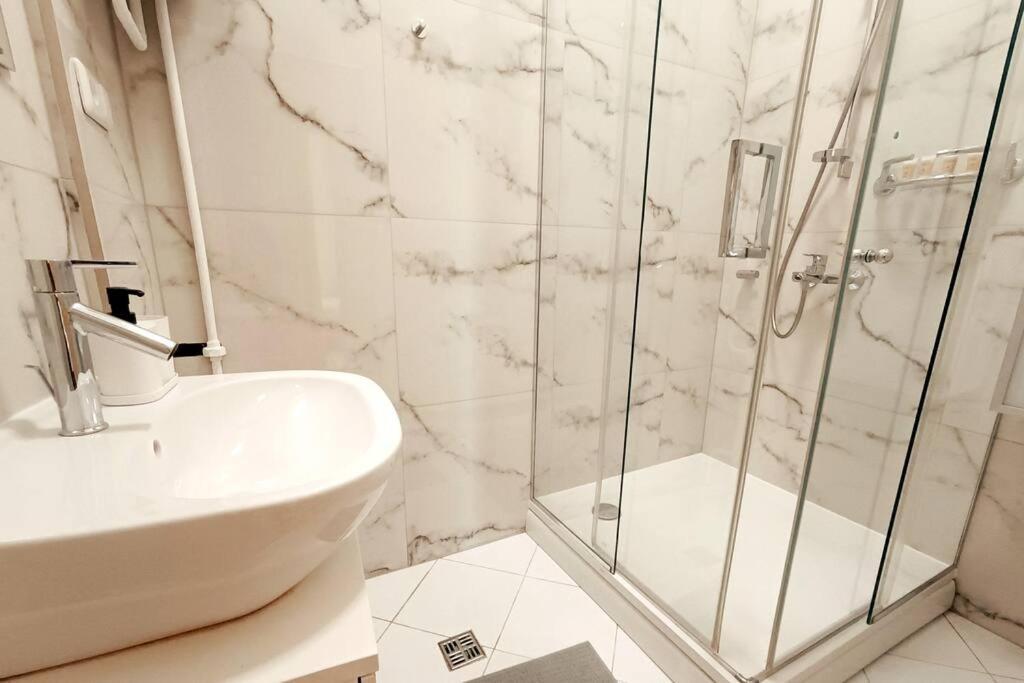 Spacious Old Town Family Peachy 2 Bedrooms Apartment, Nearby The Riga Presidential Castle Zewnętrze zdjęcie